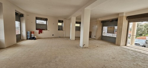 Locale Commerciale Con Terrazzo